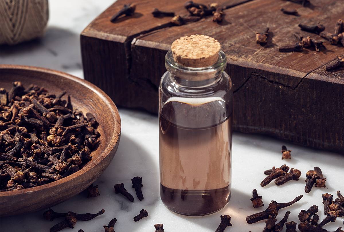 فواید روغن میخک برای مو